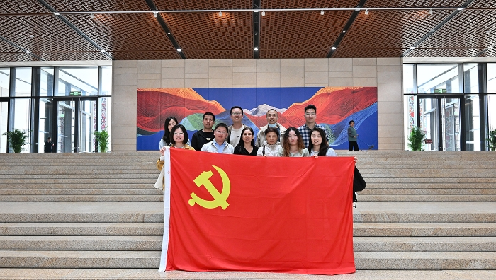人发学院分工会行政工会小组组织教师参观中国工艺美术馆